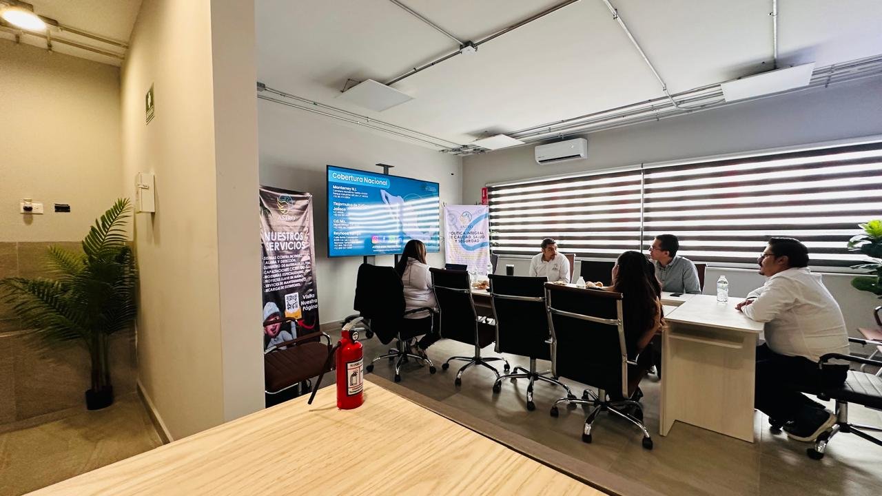 Equipo de ARP reunido en sus oficinas.